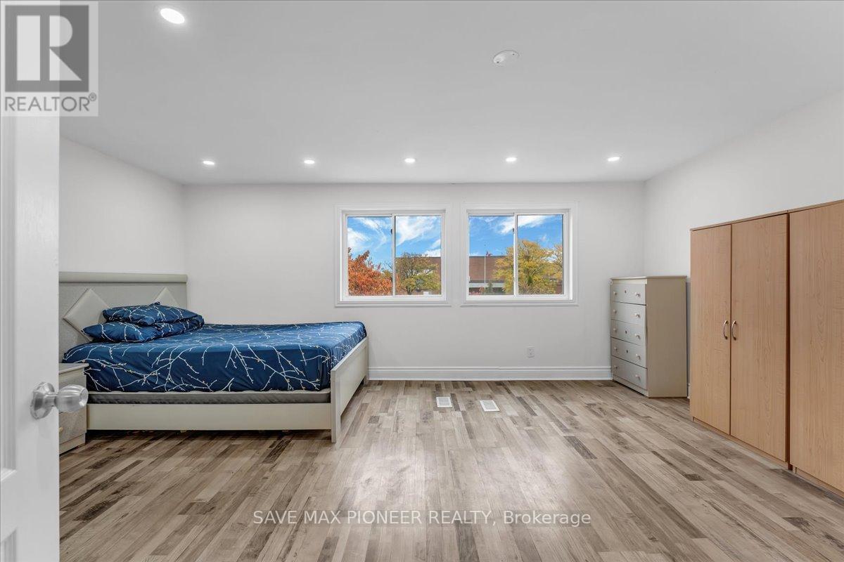 11 Great Oak Court, Brampton, ON - Indoor Photo Showing Bedroom