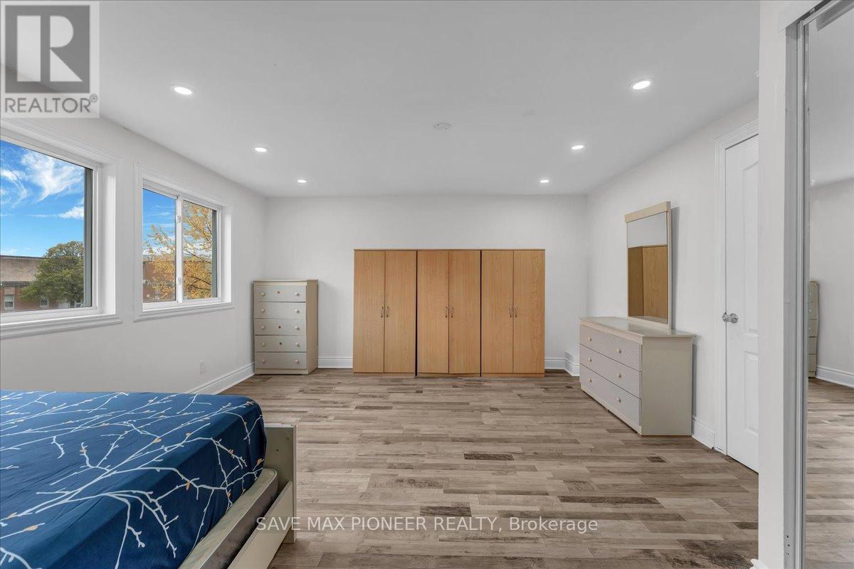11 Great Oak Court, Brampton, ON - Indoor Photo Showing Bedroom