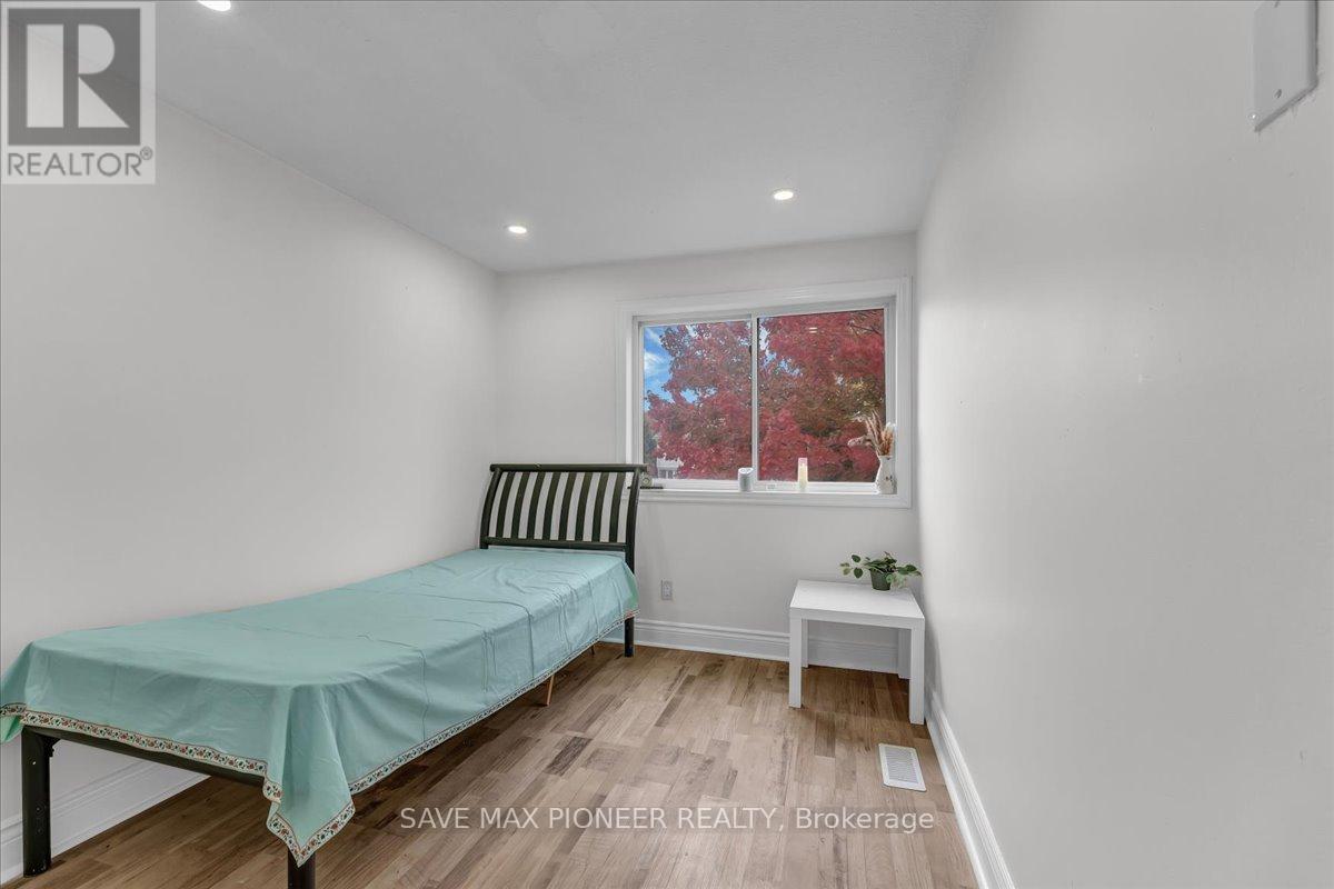 11 Great Oak Court, Brampton, ON - Indoor Photo Showing Bedroom