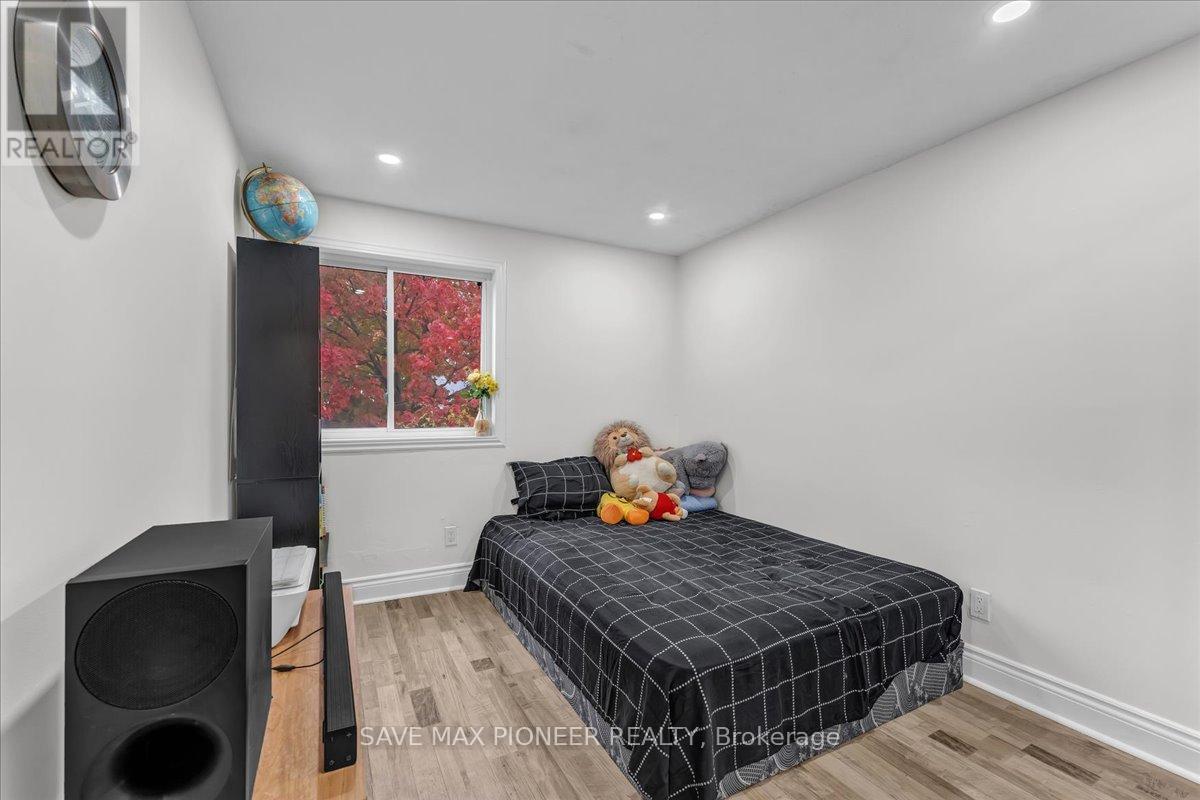 11 Great Oak Court, Brampton, ON - Indoor Photo Showing Bedroom