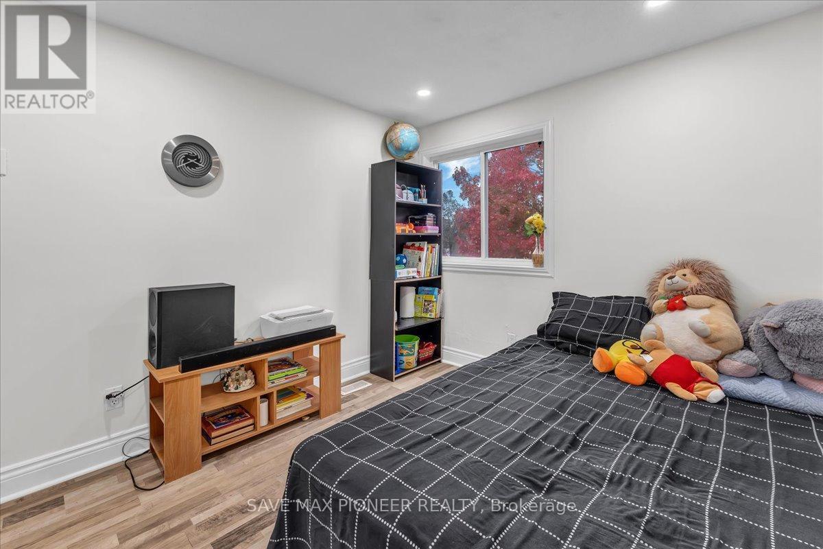 11 Great Oak Court, Brampton, ON - Indoor Photo Showing Bedroom