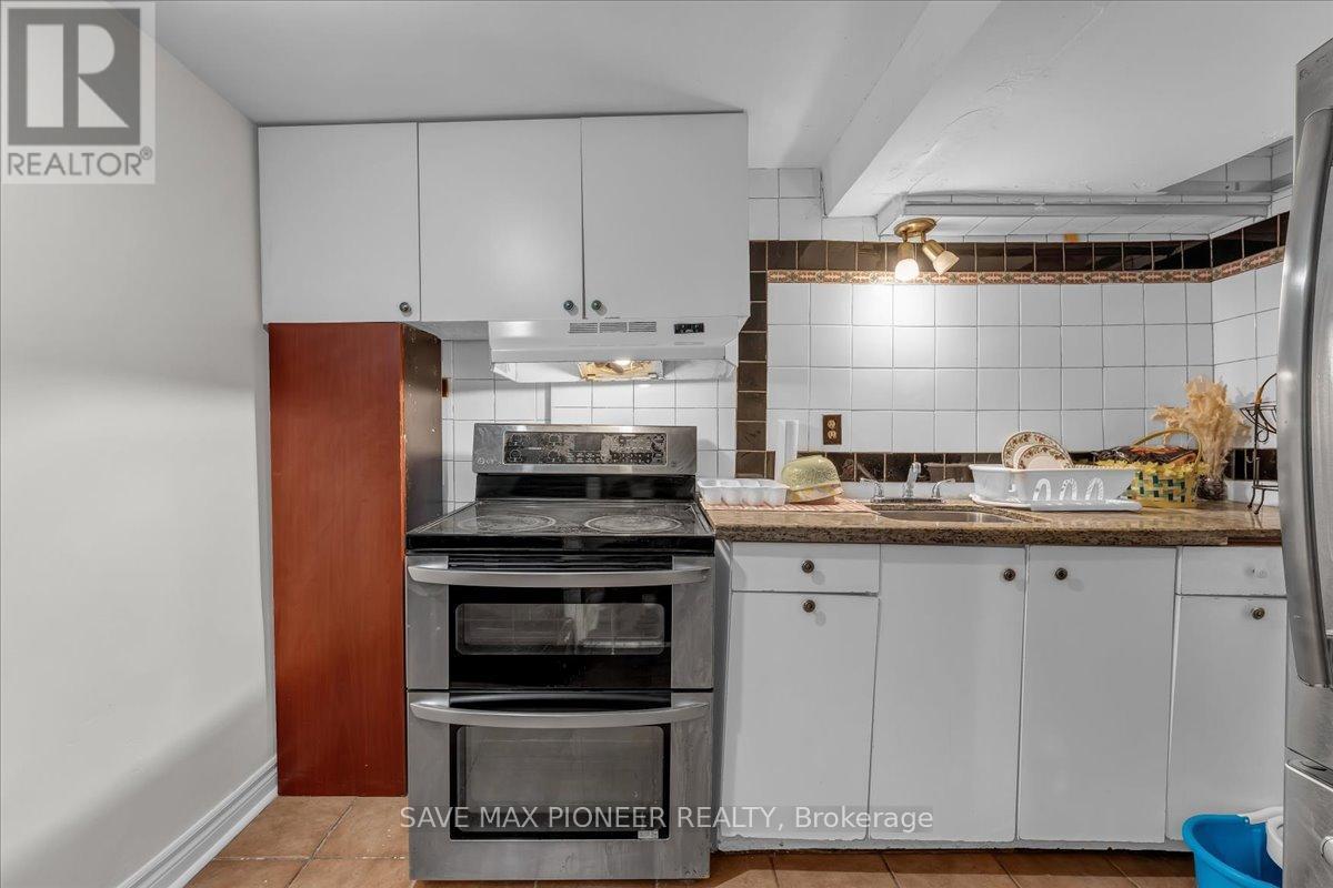 11 Great Oak Court, Brampton, ON - Indoor Photo Showing Kitchen