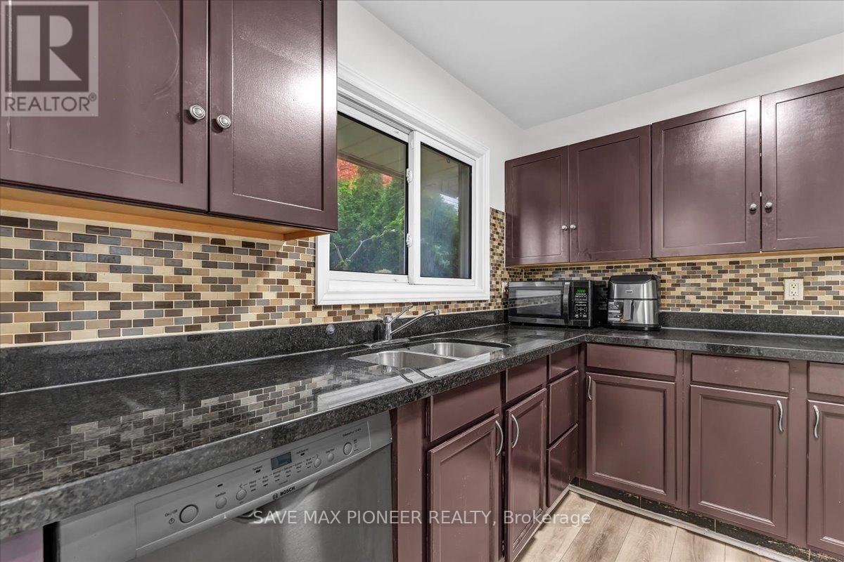 11 Great Oak Court, Brampton, ON - Indoor Photo Showing Kitchen With Double Sink