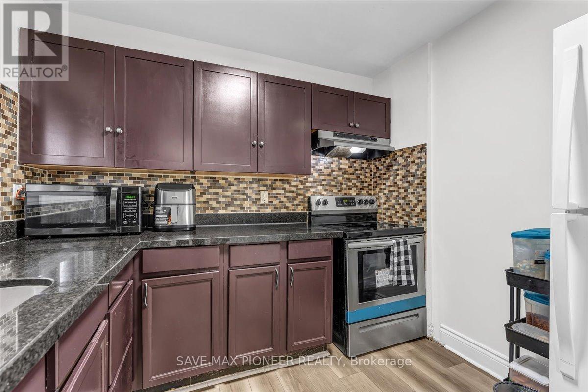 11 Great Oak Court, Brampton, ON - Indoor Photo Showing Kitchen