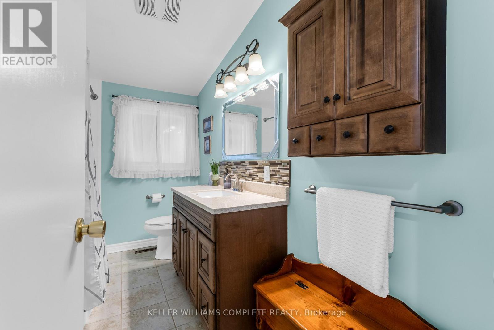 77 Lawfield Drive, Hamilton, ON - Indoor Photo Showing Bathroom