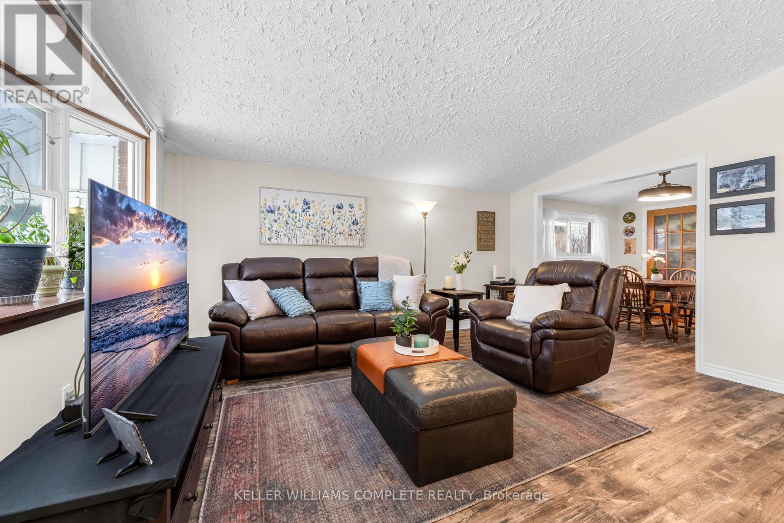 77 Lawfield Drive, Hamilton, ON - Indoor Photo Showing Living Room