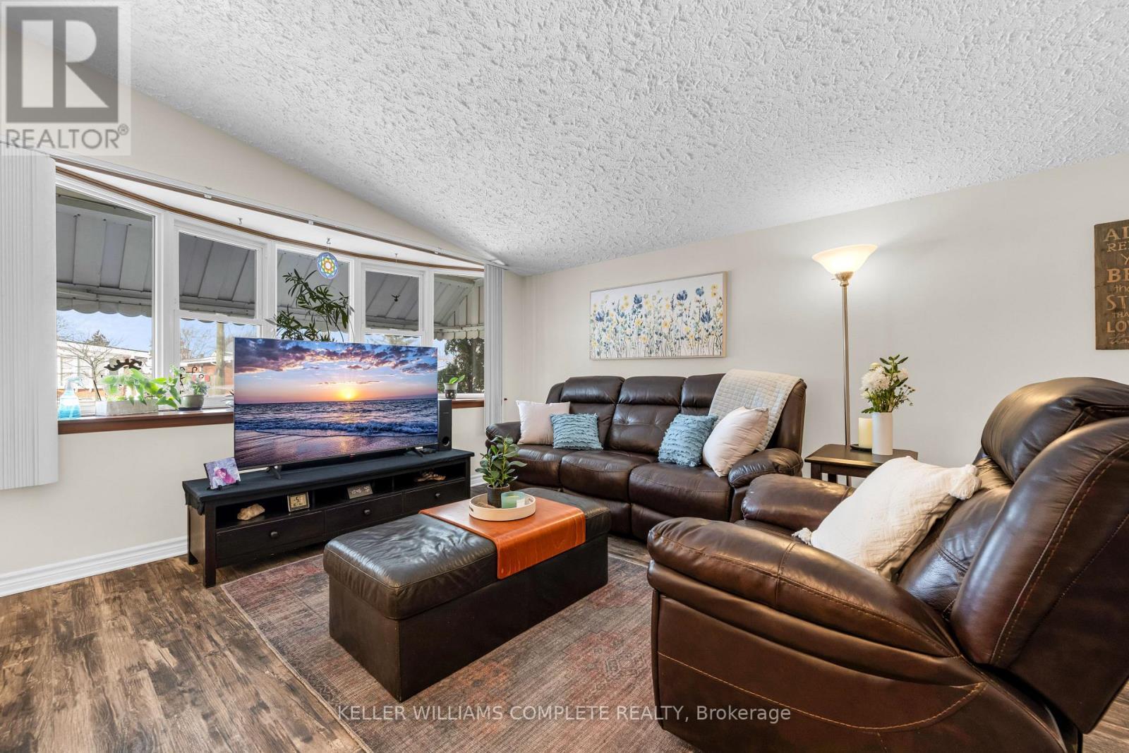 77 Lawfield Drive, Hamilton, ON - Indoor Photo Showing Living Room