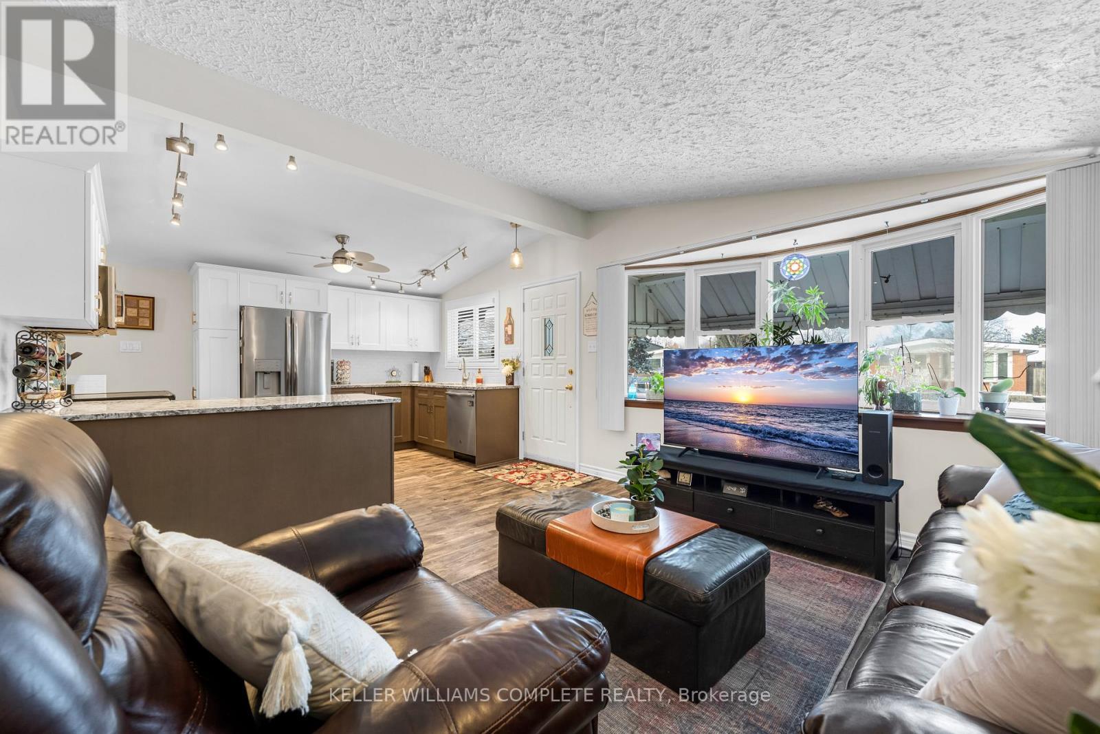 77 Lawfield Drive, Hamilton, ON - Indoor Photo Showing Living Room