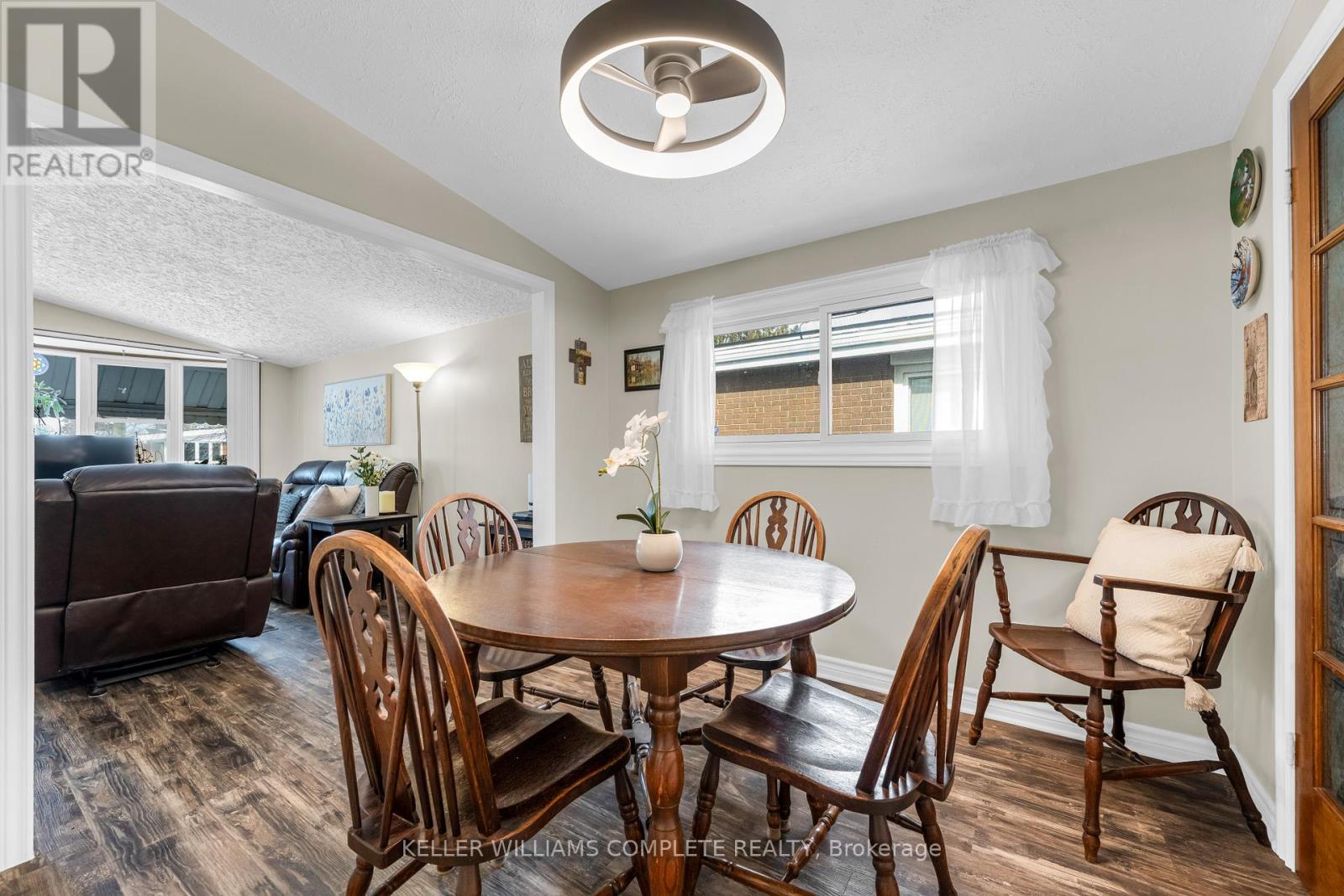 77 Lawfield Drive, Hamilton, ON - Indoor Photo Showing Dining Room