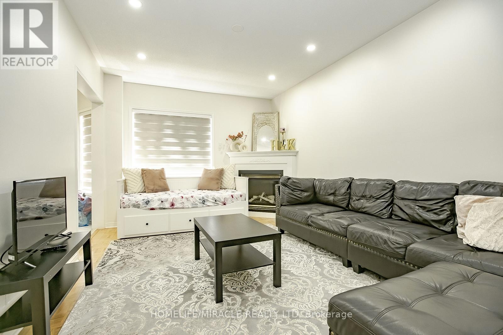 20 Culture Crescent, Brampton, ON - Indoor Photo Showing Living Room