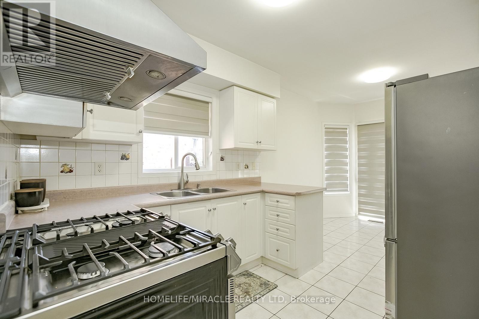 20 Culture Crescent, Brampton, ON - Indoor Photo Showing Kitchen With Double Sink