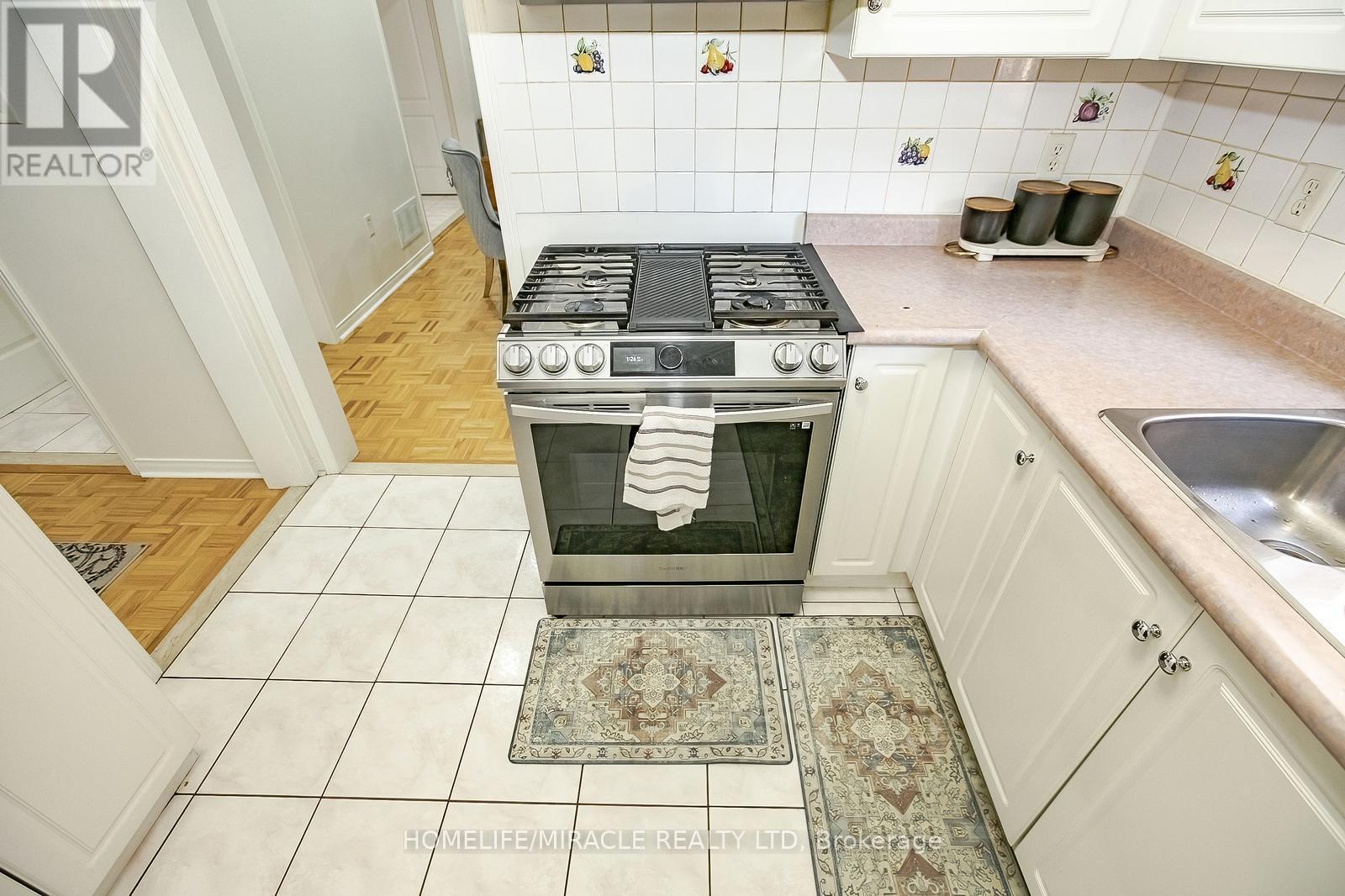 20 Culture Crescent, Brampton, ON - Indoor Photo Showing Kitchen