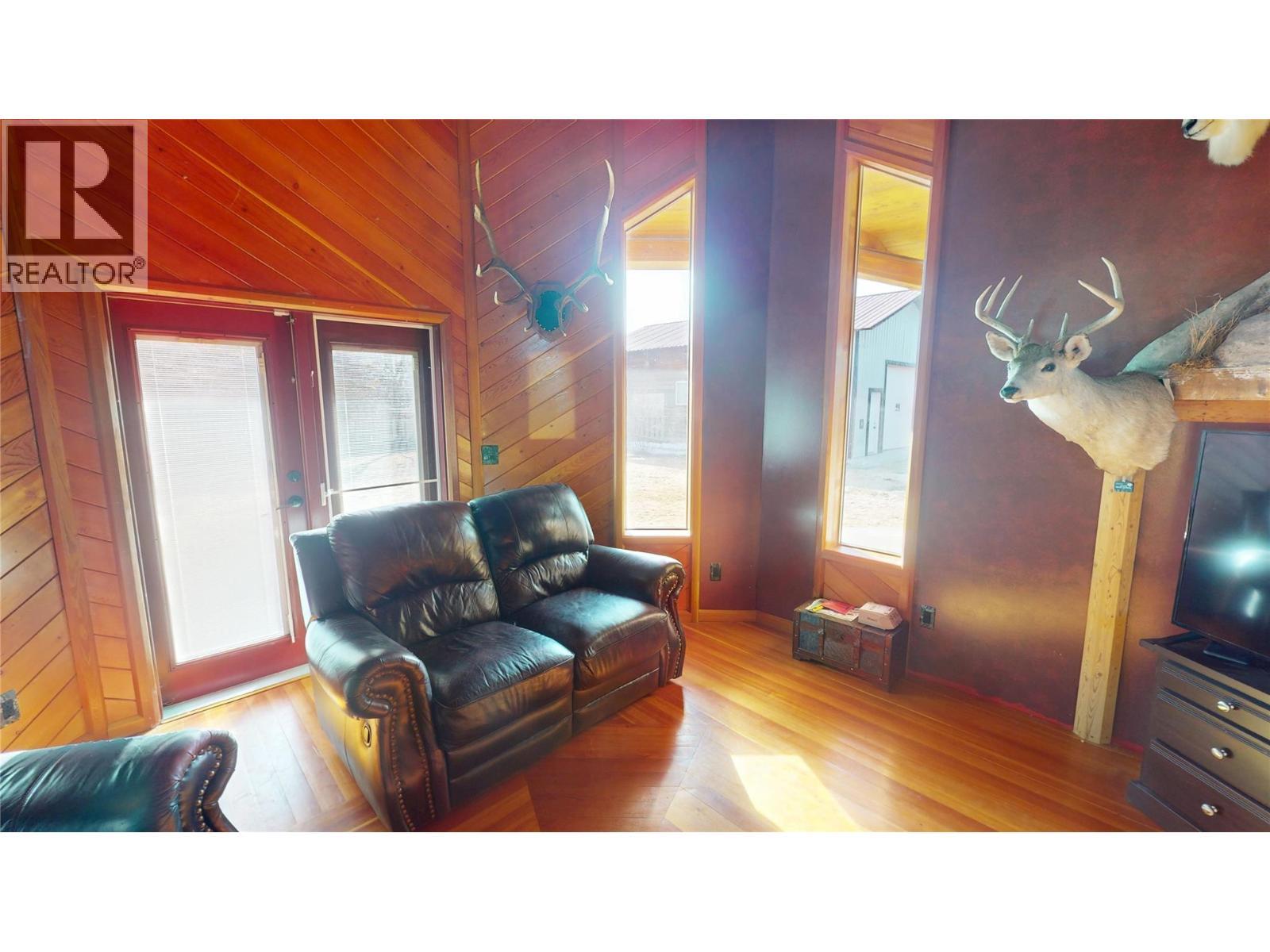 6228 Tamarack Road, Wasa, BC - Indoor Photo Showing Living Room