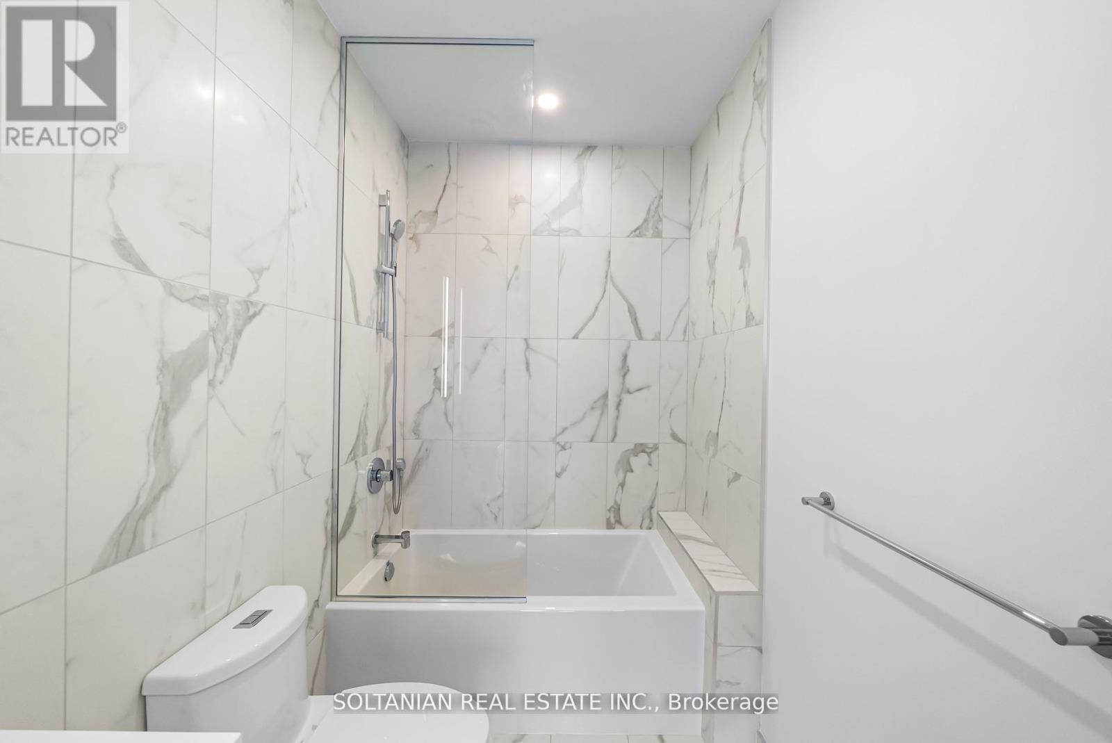 3204 - 10 Inn On The Park Drive, Toronto, ON - Indoor Photo Showing Bathroom