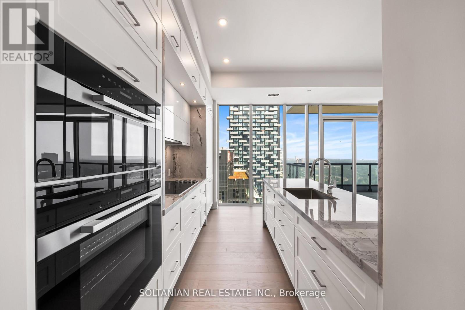 Chef Kitchen W Stone Counter top and backsplash - 3204 - 10 Inn On The Park Drive, Toronto, ON - Indoor Photo Showing Kitchen With Upgraded Kitchen