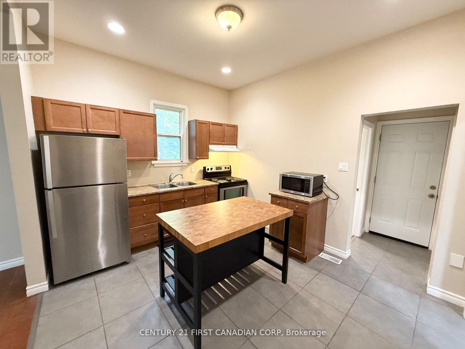 528 Pall Mall St Street, London East (East F), ON - Indoor Photo Showing Kitchen With Double Sink