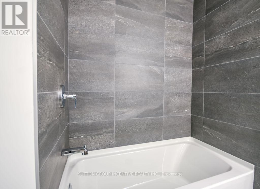 802 - 39 Mary Street, Barrie, ON - Indoor Photo Showing Bathroom