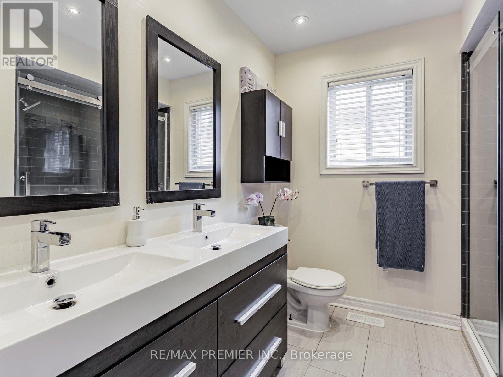 11 Four Seasons Circle, Brampton, ON - Indoor Photo Showing Bathroom