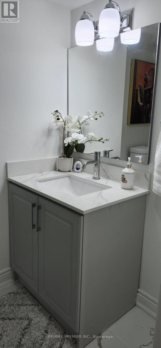 11 Four Seasons Circle, Brampton, ON - Indoor Photo Showing Bathroom