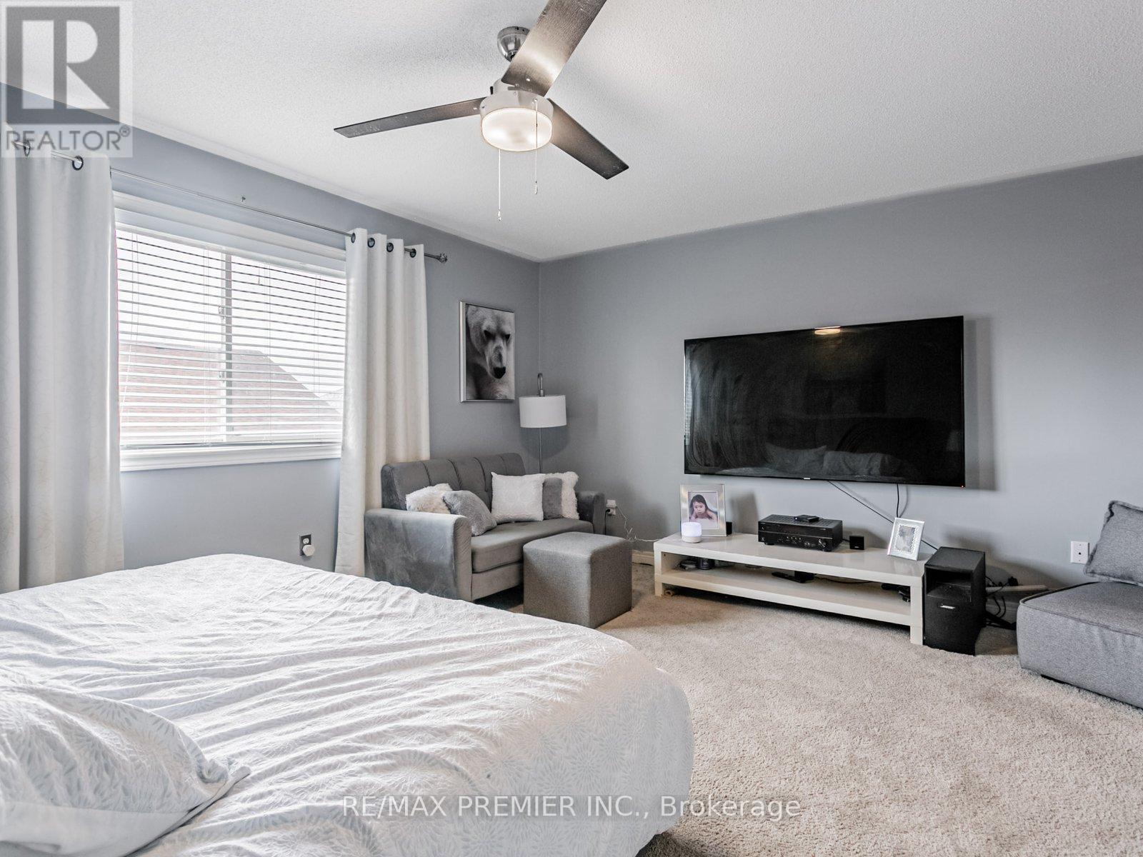 11 Four Seasons Circle, Brampton, ON - Indoor Photo Showing Other Room