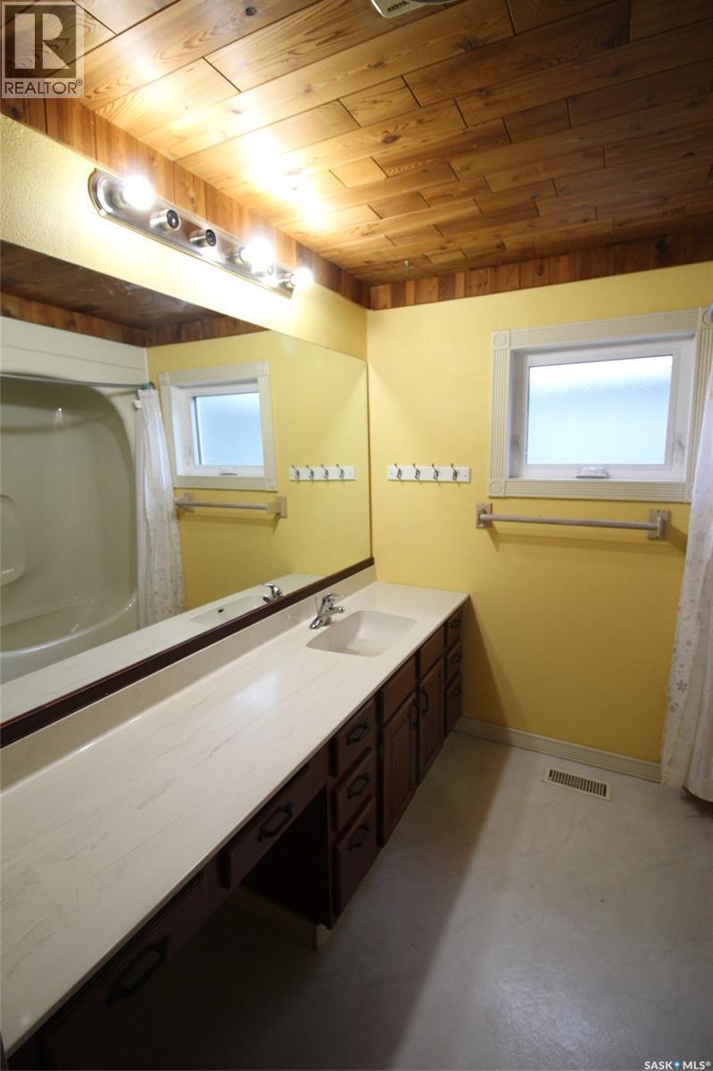 Wills Acreage, Frontier, SK - Indoor Photo Showing Bathroom