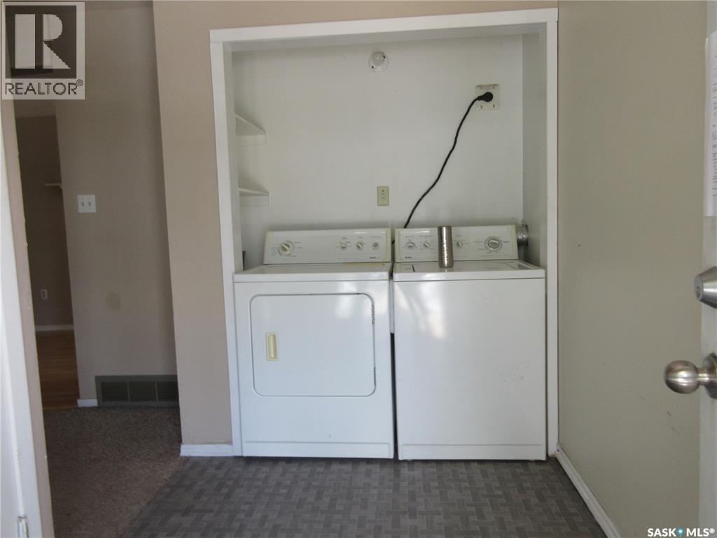 1345 Lacon Street, Regina, SK - Indoor Photo Showing Laundry Room