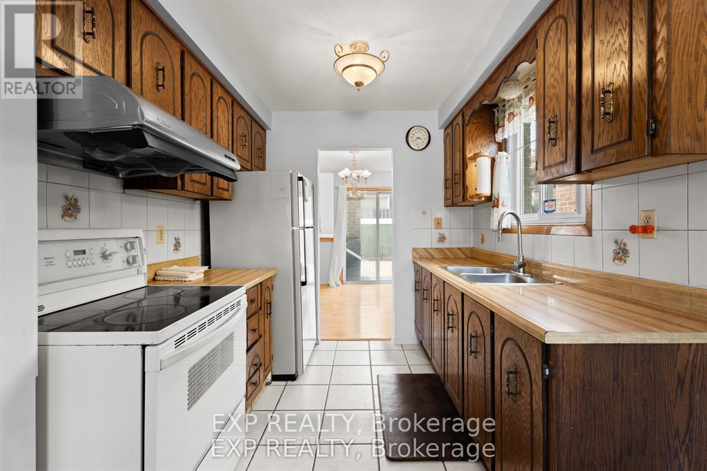 366 Franklin Road, Hamilton, ON - Indoor Photo Showing Kitchen With Double Sink