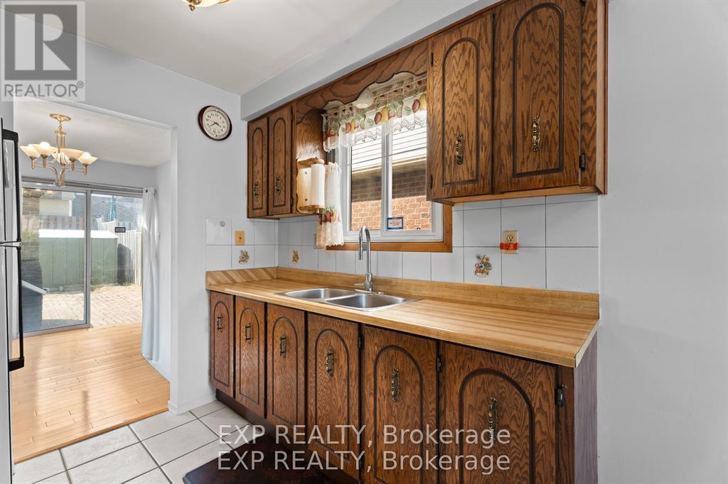 366 Franklin Road, Hamilton, ON - Indoor Photo Showing Kitchen With Double Sink