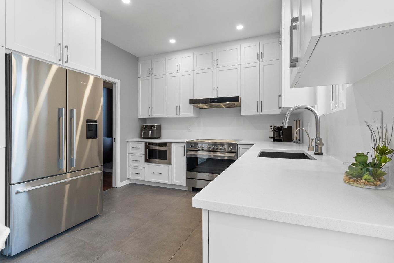 Kitchen - 907 Rue Henri-Massé, Longueuil (Saint-Hubert), QC - Indoor Photo Showing Kitchen With Upgraded Kitchen