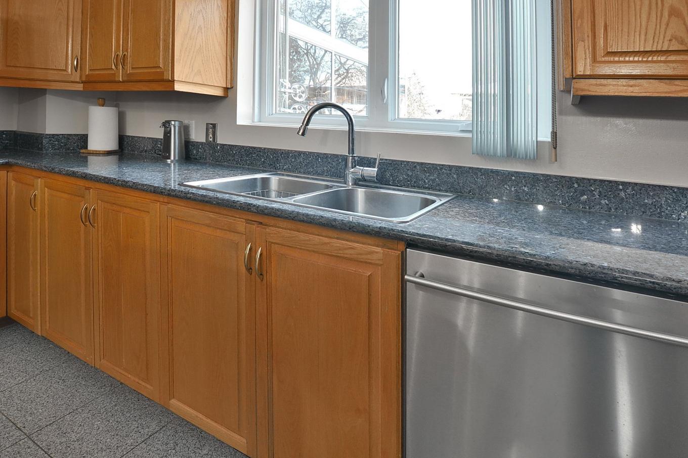Kitchen - 209 55E Avenue, Montréal (Lachine), QC - Indoor Photo Showing Kitchen With Double Sink