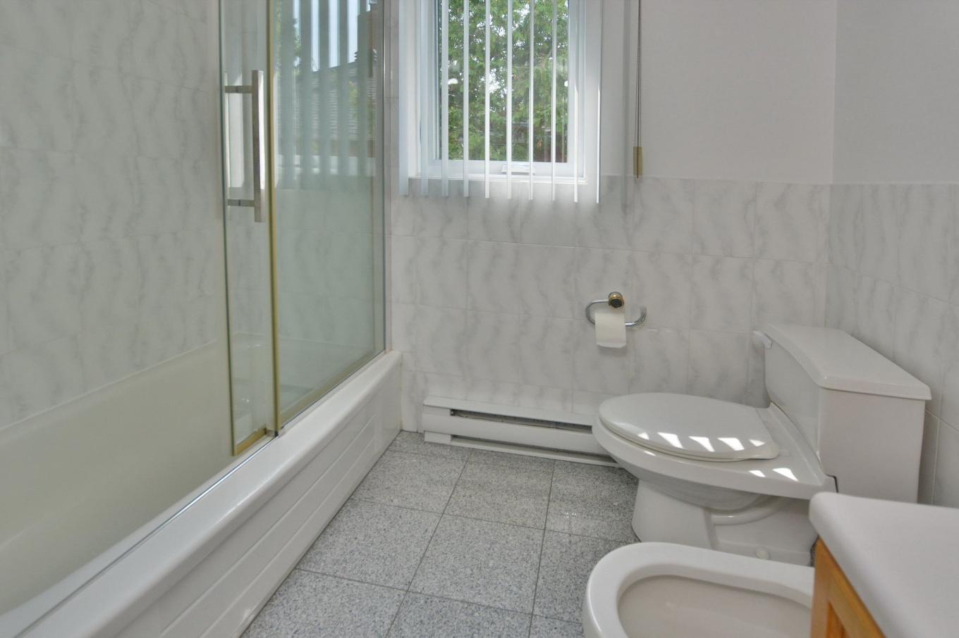 Bathroom - 209 55E Avenue, Montréal (Lachine), QC - Indoor Photo Showing Bathroom