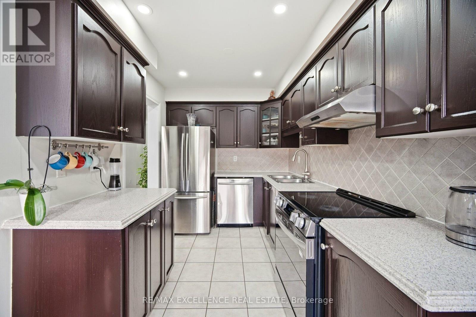 38 Coppermill Drive, Brampton, ON - Indoor Photo Showing Kitchen With Double Sink