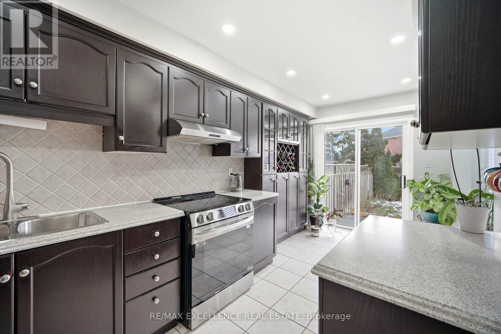 38 Coppermill Drive, Brampton, ON - Indoor Photo Showing Kitchen