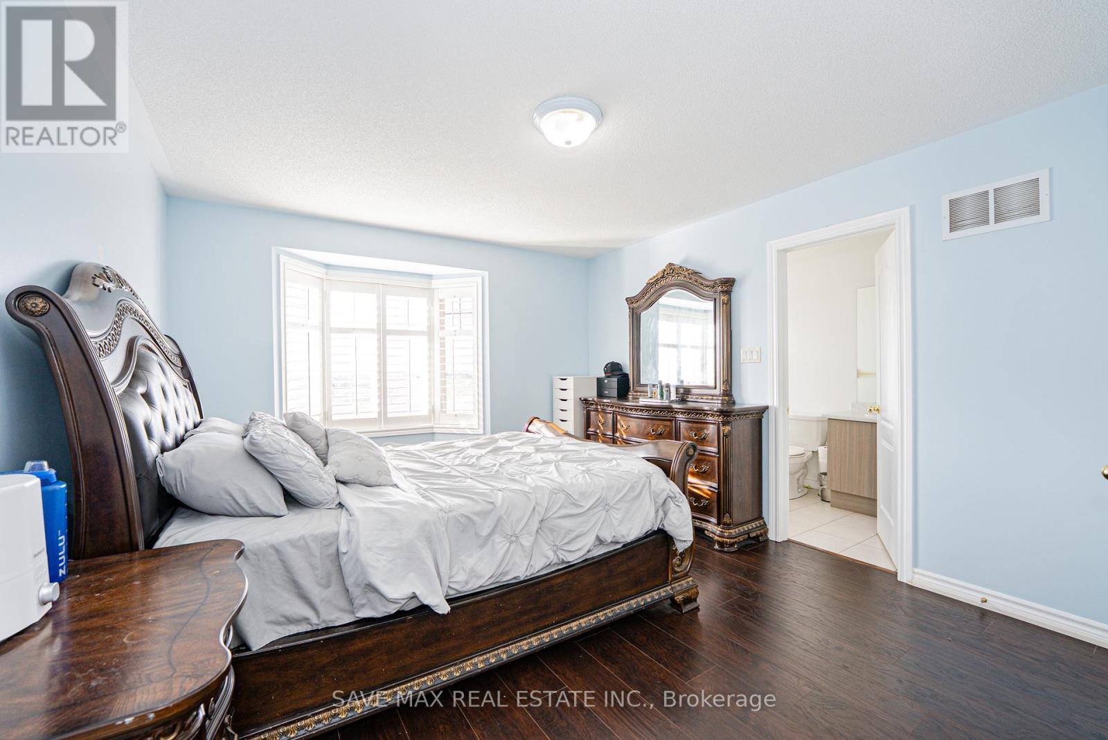 18 New Pines Trail, Brampton, ON - Indoor Photo Showing Bedroom