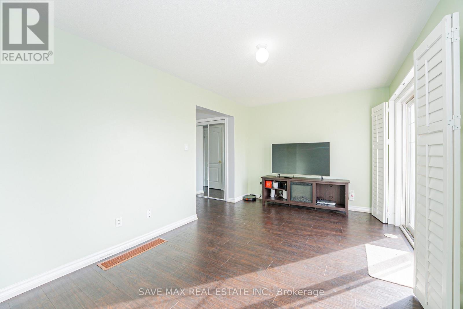 18 New Pines Trail, Brampton, ON - Indoor