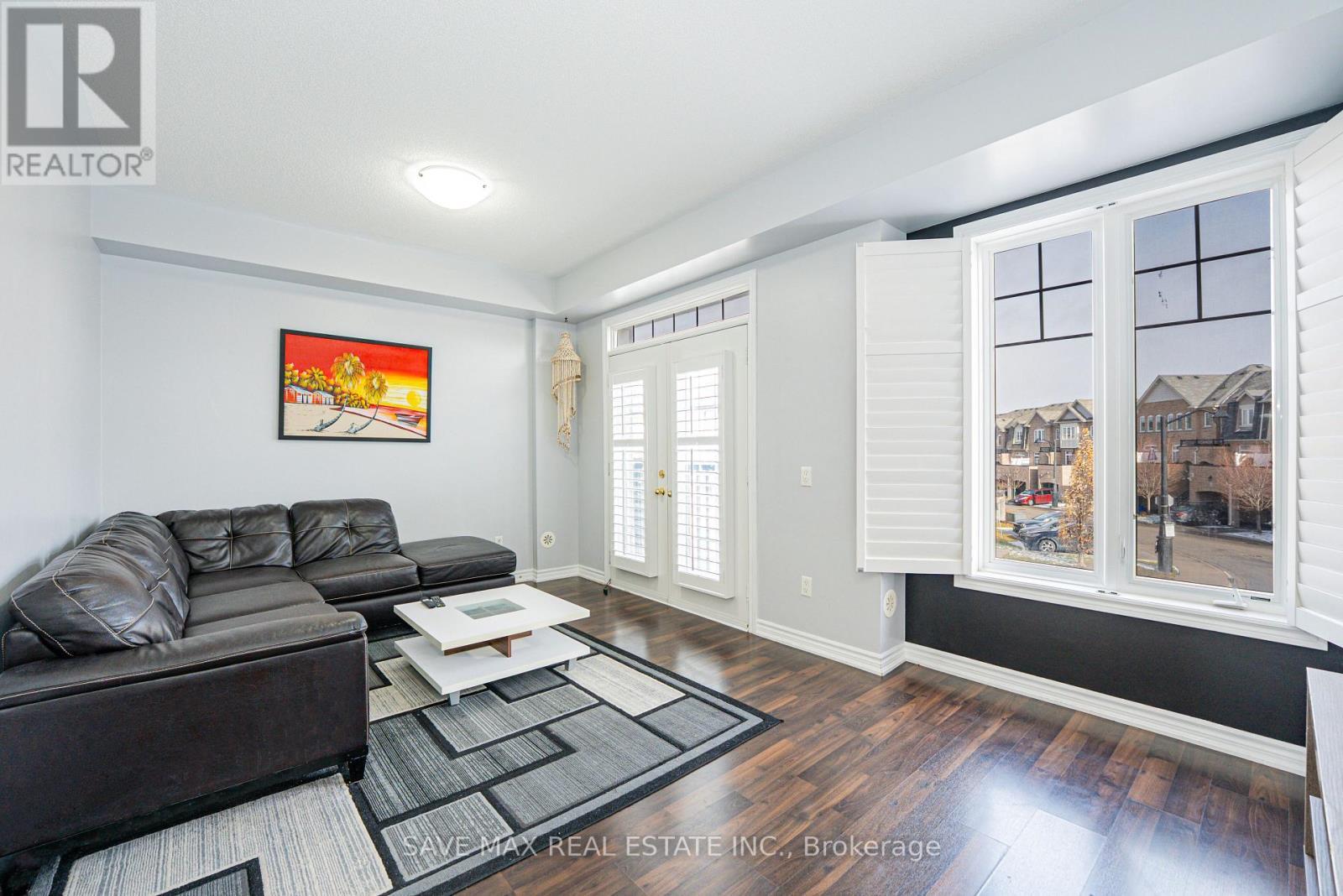 18 New Pines Trail, Brampton, ON - Indoor Photo Showing Living Room