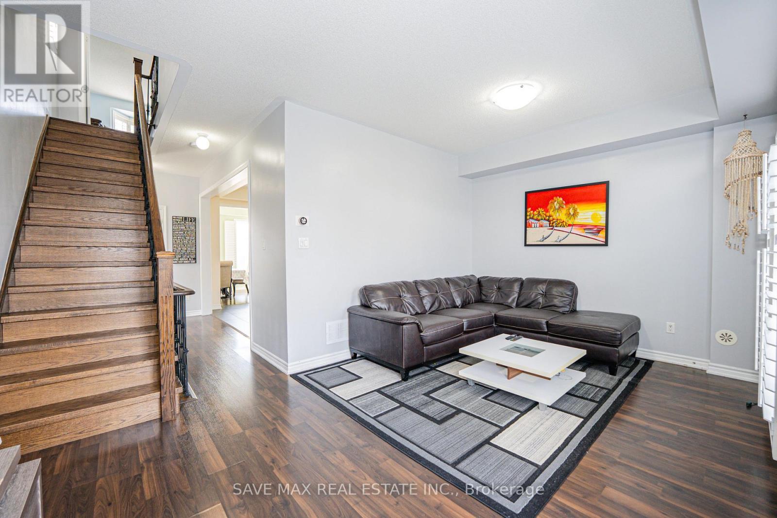 18 New Pines Trail, Brampton, ON - Indoor Photo Showing Living Room