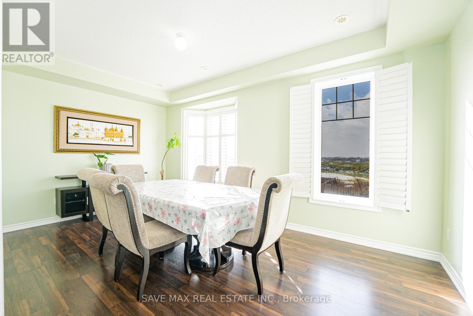 18 New Pines Trail, Brampton, ON - Indoor Photo Showing Dining Room