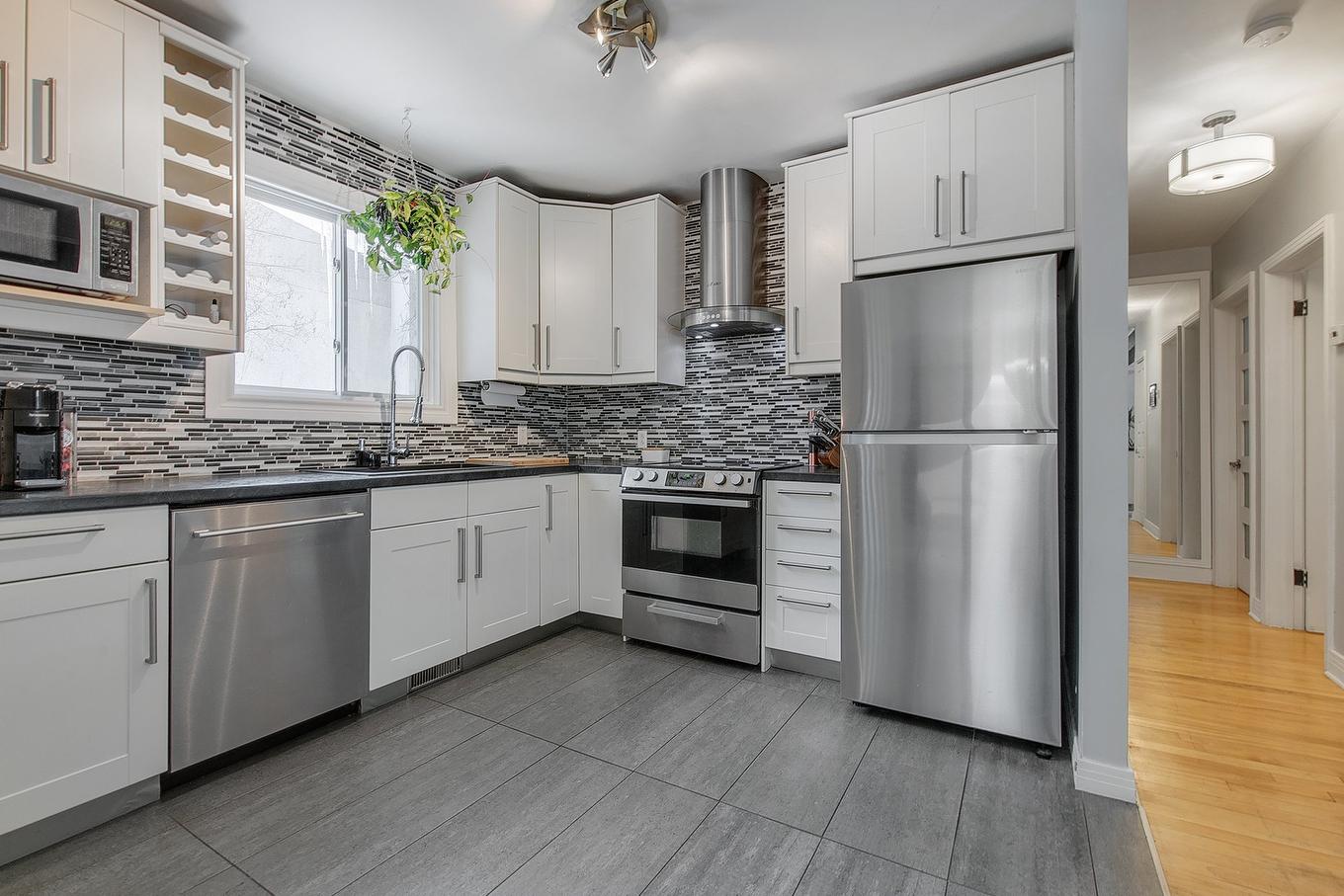 Cuisine - 50 Av. De Galais, Laval (Laval-Des-Rapides), QC - Indoor Photo Showing Kitchen With Upgraded Kitchen