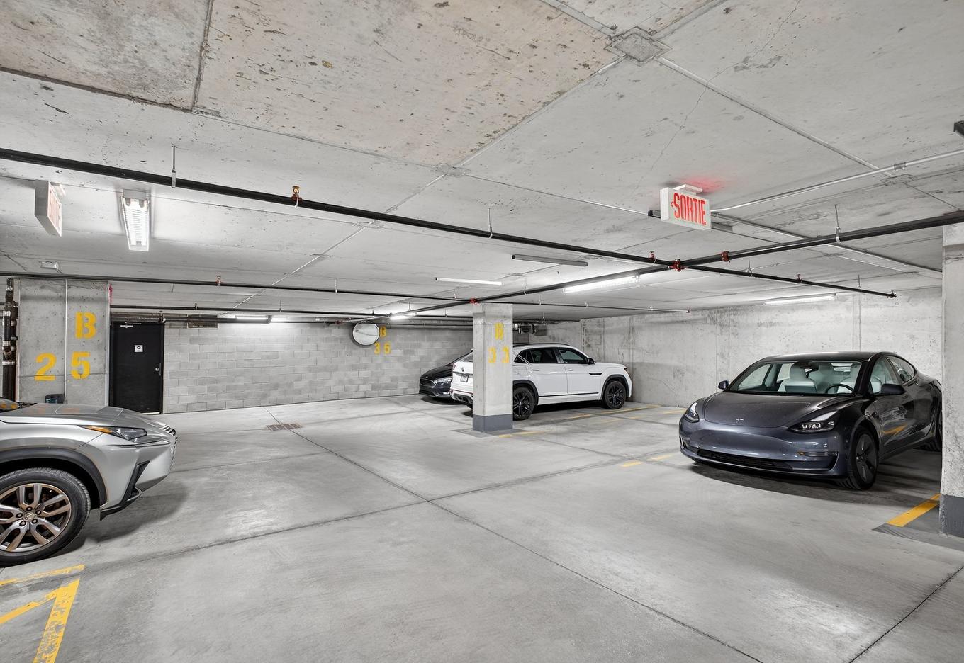 Garage - 1415-1375 Rue Des Bassins, Montréal (Le Sud-Ouest), QC - Indoor Photo Showing Garage