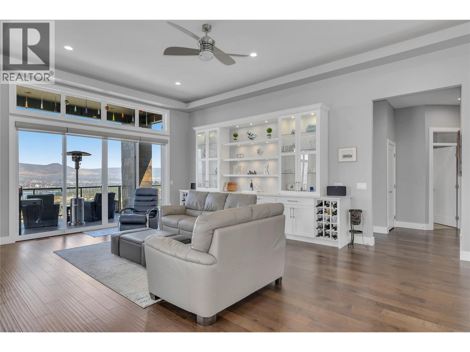 1823 Diamond View Drive, West Kelowna, BC - Indoor Photo Showing Living Room