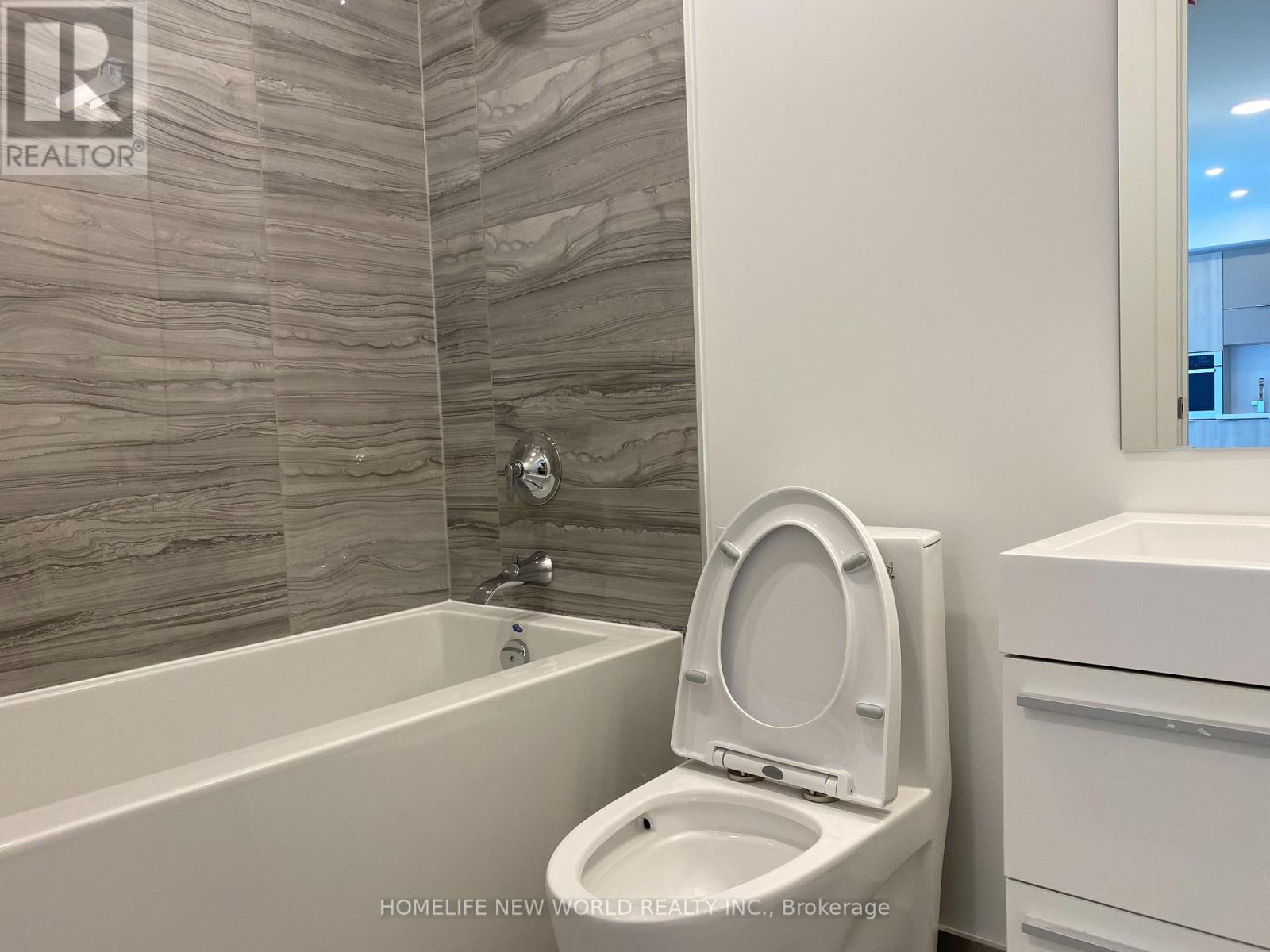 2108 - 39 Roehampton Avenue, Toronto, ON - Indoor Photo Showing Bathroom