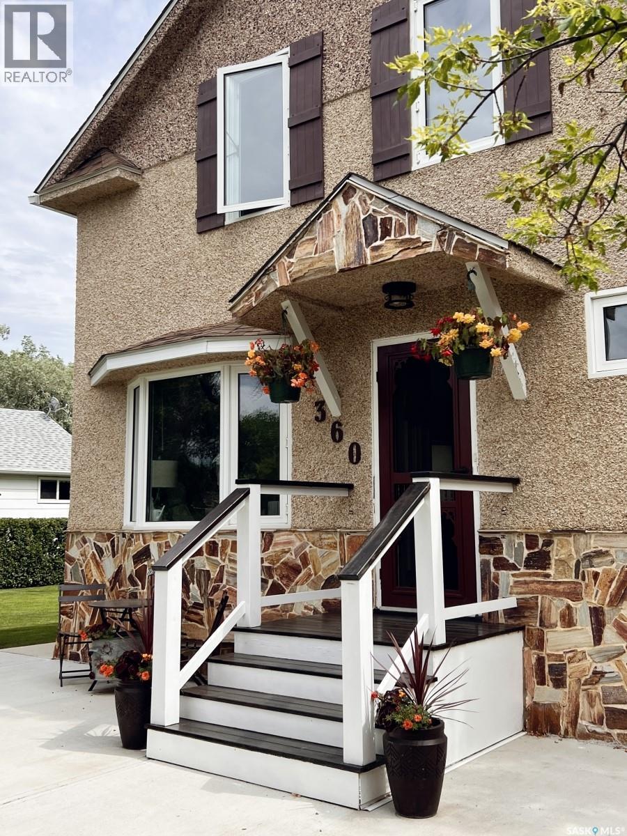 360 4Th Avenue W, Shaunavon, SK - Outdoor With Exterior