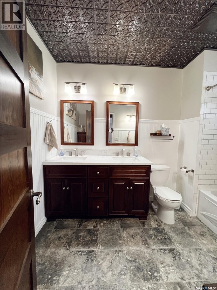 360 4Th Avenue W, Shaunavon, SK - Indoor Photo Showing Bathroom