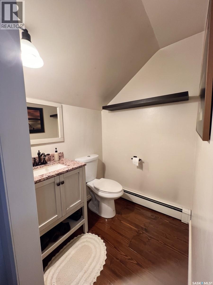 360 4Th Avenue W, Shaunavon, SK - Indoor Photo Showing Bathroom