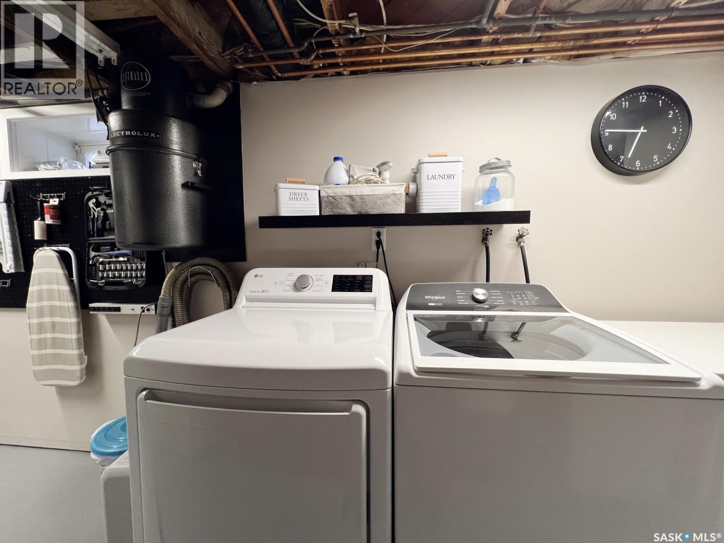 360 4Th Avenue W, Shaunavon, SK - Indoor Photo Showing Laundry Room