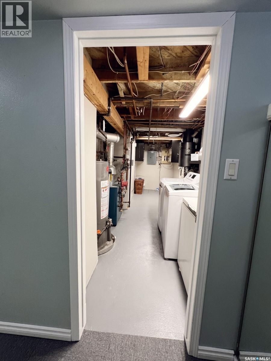 360 4Th Avenue W, Shaunavon, SK - Indoor Photo Showing Laundry Room