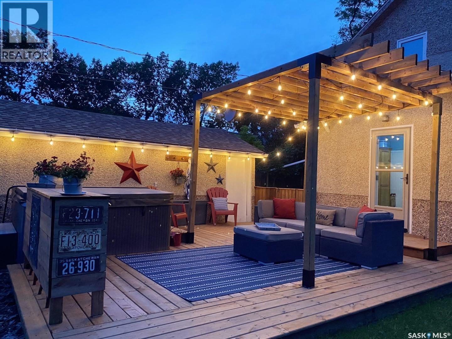 360 4Th Avenue W, Shaunavon, SK - Outdoor With Deck Patio Veranda With Exterior