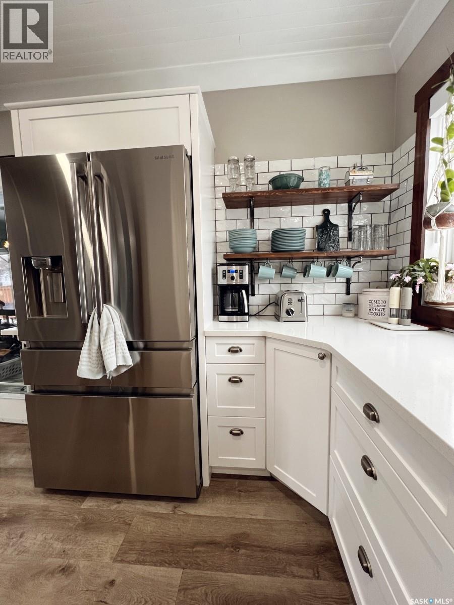 360 4Th Avenue W, Shaunavon, SK - Indoor Photo Showing Kitchen