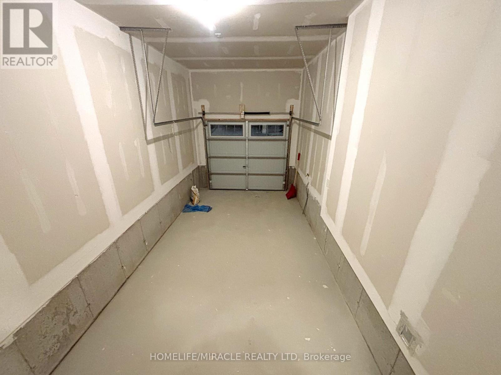 93 Marche Drive, Haldimand, ON - Indoor Photo Showing Garage